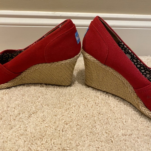 Red TOMS Wedges - Picture 4 of 6
